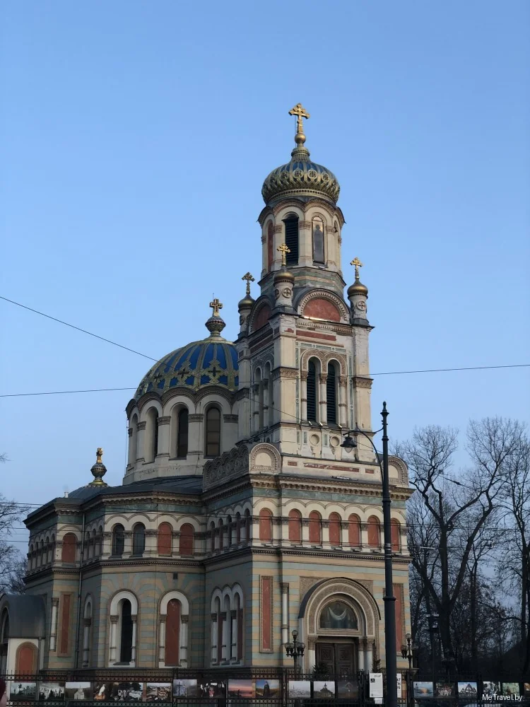 Православный собор Александра Невского в Лодзи: золотой купол и колокольня в византийском стиле