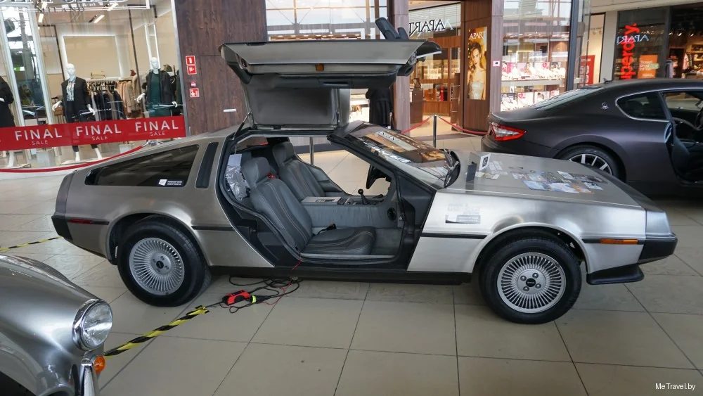DeLorean DMC-12 с поднятыми дверями на выставке автомобилей в галерее Мануфактуры